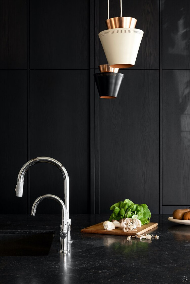 Idee per un cucina con isola centrale minimalista con ante lisce, ante nere e top nero