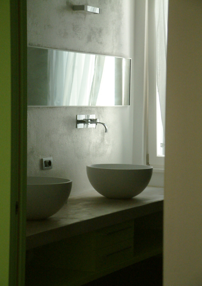 Свежая идея для дизайна: большая ванная комната в современном стиле с открытыми фасадами, зелеными фасадами, открытым душем, раздельным унитазом, белыми стенами, полом из керамогранита, душевой кабиной, настольной раковиной, столешницей из бетона, серым полом, открытым душем, серой столешницей, сиденьем для душа, тумбой под две раковины и подвесной тумбой - отличное фото интерьера