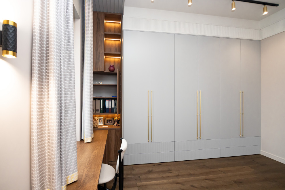 Меблировка спальни: шкаф, стеллаж и стол-подоконник