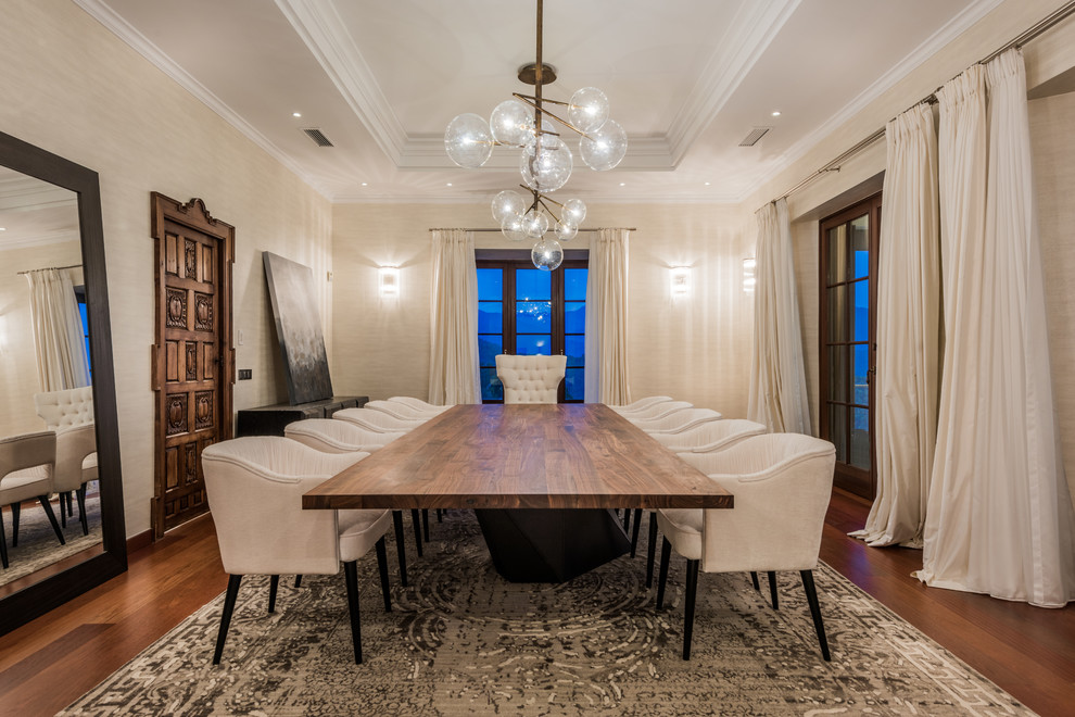 Imagen de comedor actual grande cerrado sin chimenea con paredes beige, suelo de madera oscura y suelo marrón