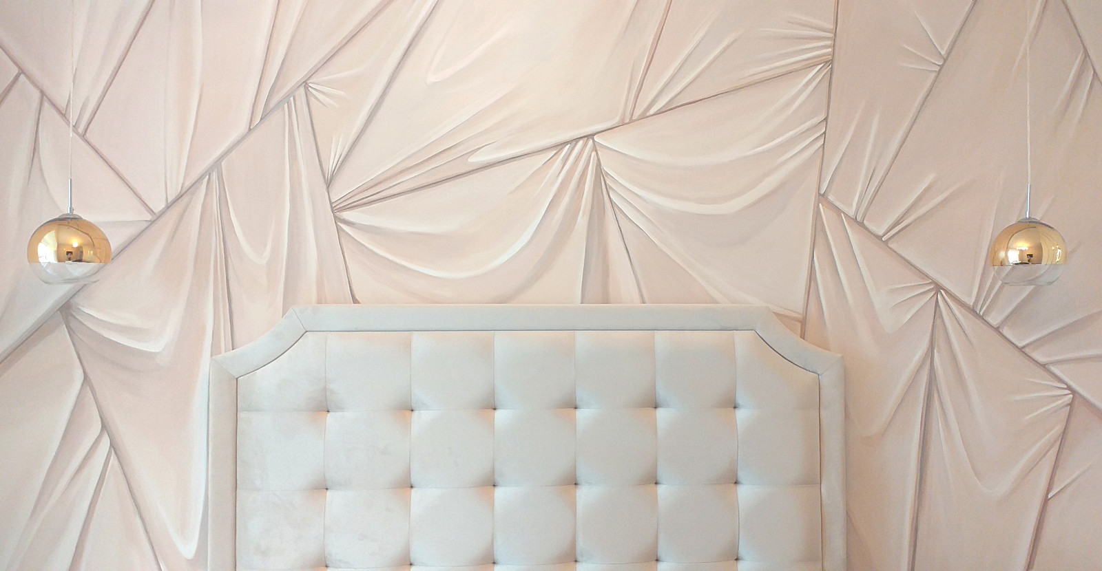 Роспись стены в изголовье кровати в спальне