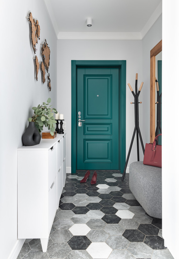 На фото: маленькая входная дверь со шкафом для обуви в скандинавском стиле с серыми стенами, полом из керамогранита, одностворчатой входной дверью, зеленой входной дверью и серым полом для на участке и в саду