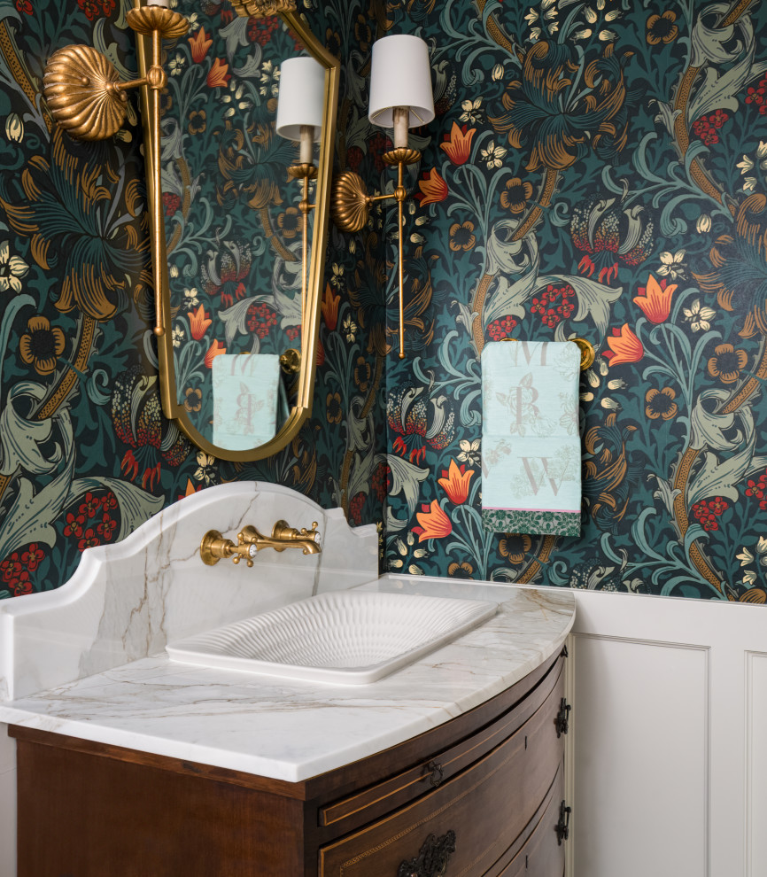 Cette image montre une petite salle de bain traditionnelle avec une baignoire sur pieds, un mur vert, un sol en marbre, un lavabo posé, un plan de toilette en marbre, meuble-lavabo sur pied et du papier peint.