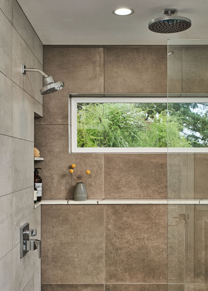 Exempel på ett mellanstort modernt beige beige en-suite badrum, med släta luckor, skåp i mörkt trä, en dusch i en alkov, grå kakel, porslinskakel, beige väggar, klinkergolv i porslin, bänkskiva i kvarts, grått golv och dusch med gångjärnsdörr