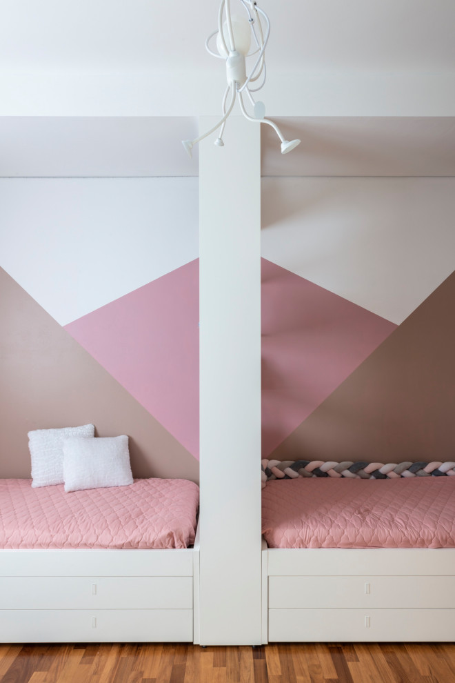 Foto de dormitorio contemporáneo grande sin chimenea con paredes rosas, suelo de madera oscura y suelo marrón