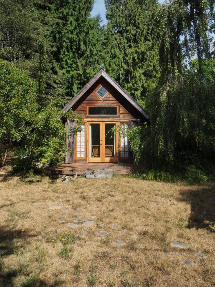Kleines, Einstöckiges Uriges Haus mit brauner Fassadenfarbe, Satteldach, Schindeldach, braunem Dach und Verschalung in Seattle