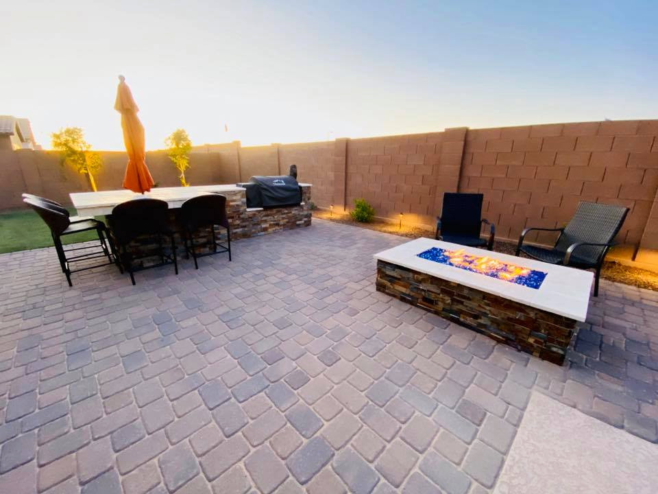 Immagine di un grande patio o portico minimalista dietro casa con un focolare e pavimentazioni in mattoni