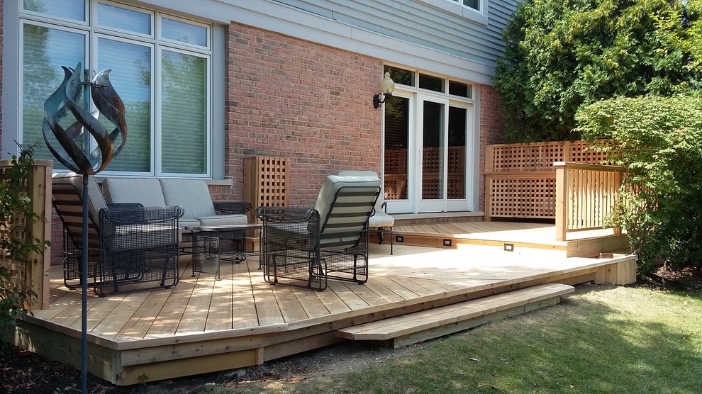Mid-sized traditional backyard deck in Chicago.