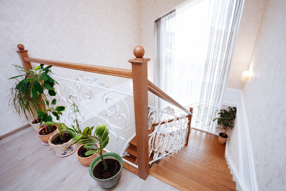 Деревянная лестница с кованым ограждением в Тихой слободе