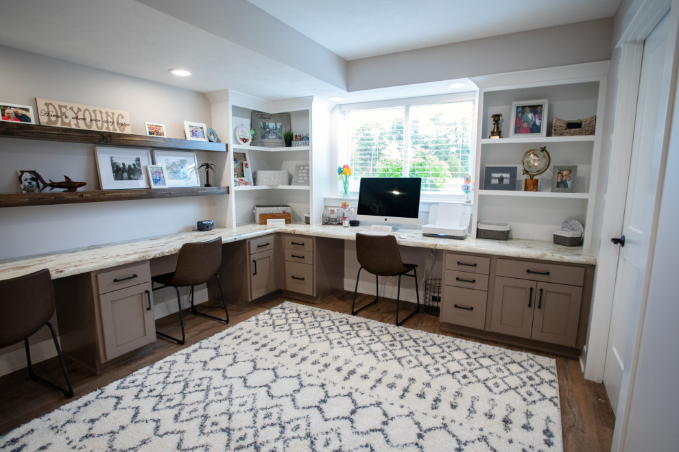 Ispirazione per una stanza da lavoro american style con pavimento in vinile, scrivania incassata e pavimento marrone