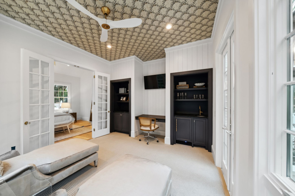 На фото: кабинет в морском стиле с белыми стенами, ковровым покрытием, встроенным рабочим столом, белым полом и потолком с обоями