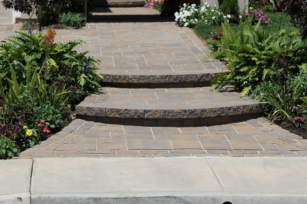 This is an example of a mid-sized traditional front yard patio in Los Angeles with concrete pavers.