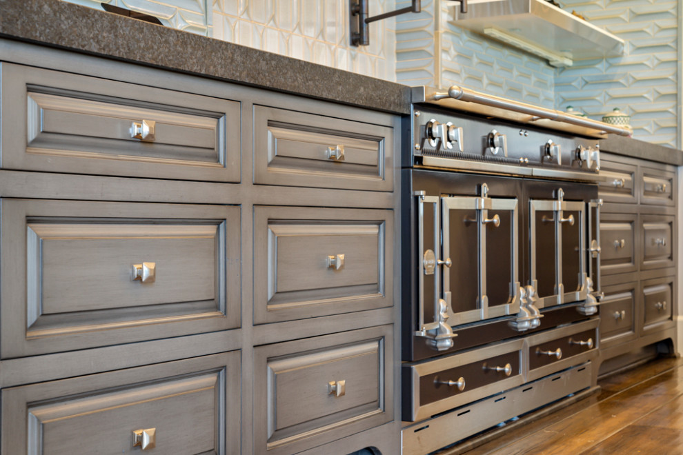 Transitional kitchen photo in Orange County