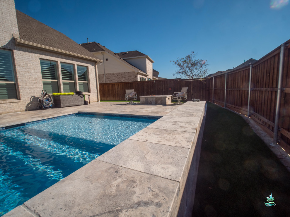 Idee per una piscina monocorsia minimalista rettangolare di medie dimensioni e nel cortile laterale con paesaggistica bordo piscina e pavimentazioni in pietra naturale