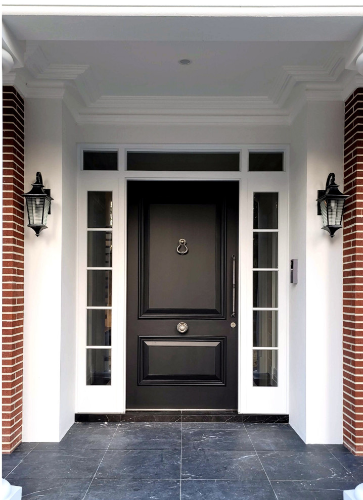 Idéer för att renovera en vintage entré, med en enkeldörr och en svart dörr