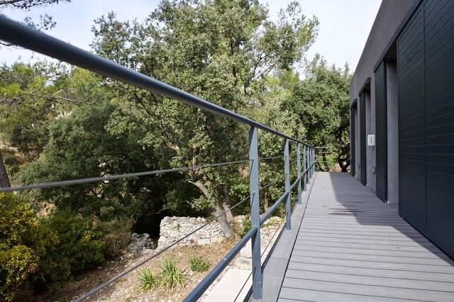 Villa Nimes contemporaneo-terraza-y-balcon