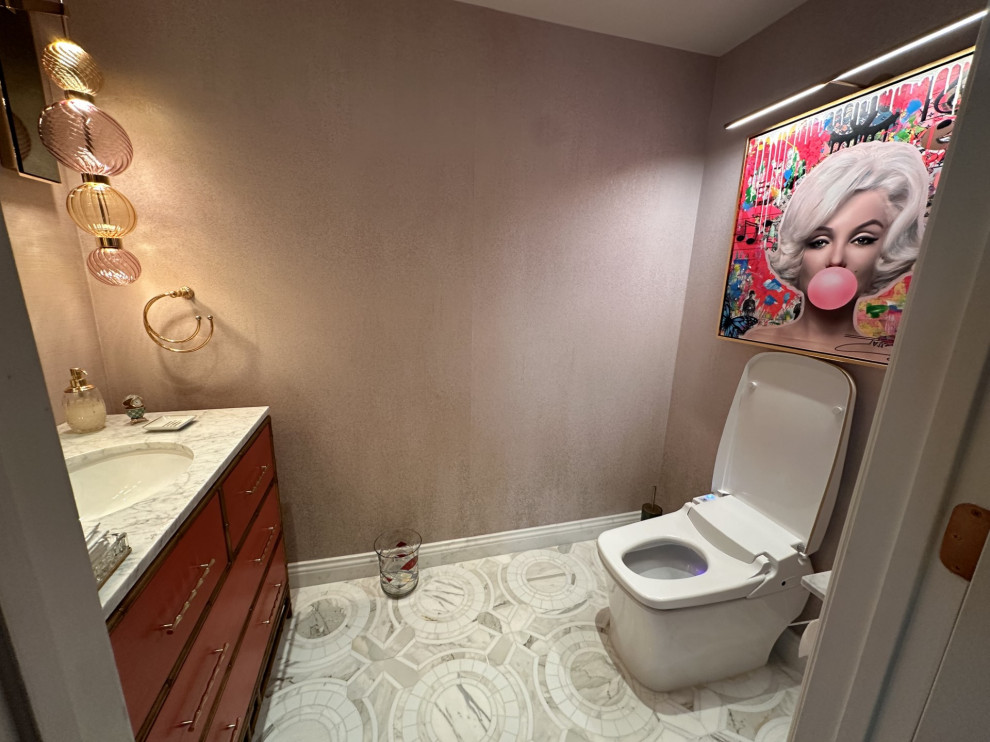 Mittelgroße Klassische Gästetoilette mit verzierten Schränken, roten Schränken, Toilette mit Aufsatzspülkasten, farbigen Fliesen, Marmor-Waschbecken/Waschtisch, weißer Waschtischplatte und eingebautem Waschtisch in Los Angeles