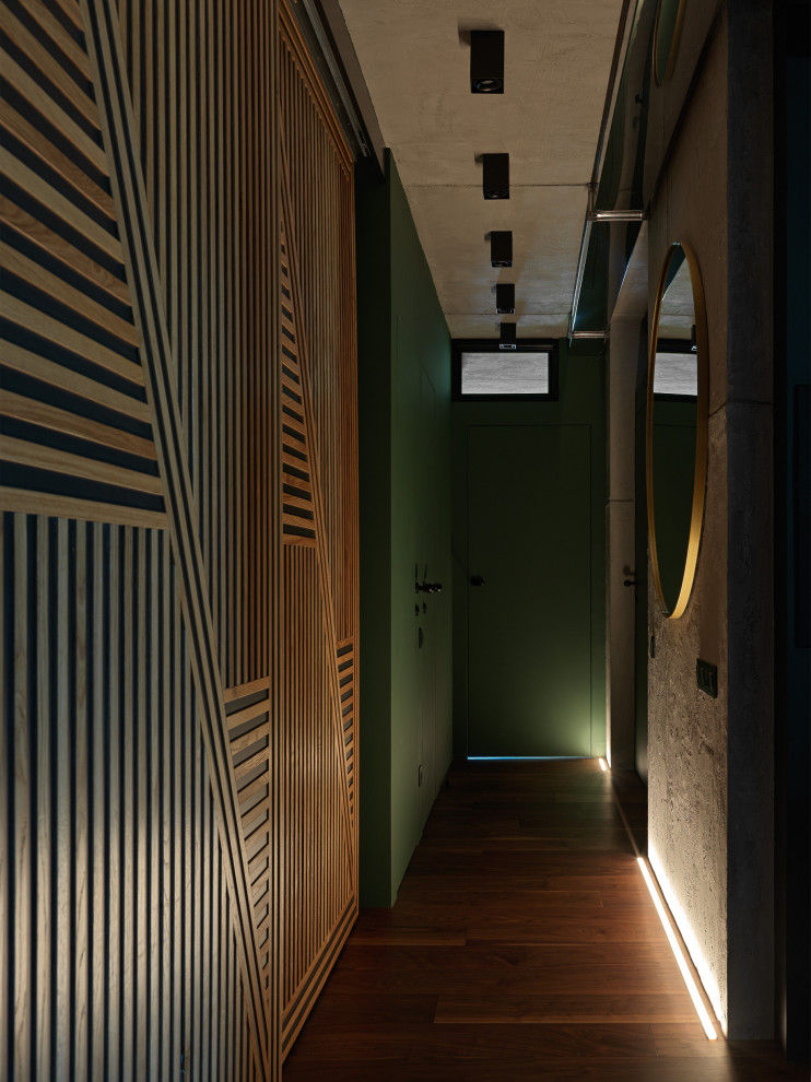 Idéer för en mellanstor industriell hall, med gröna väggar, mörkt trägolv och brunt golv