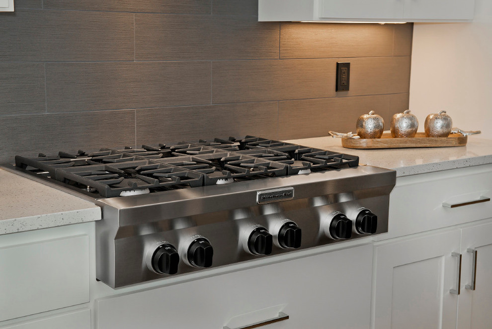 Kitchen - transitional kitchen idea in Boise