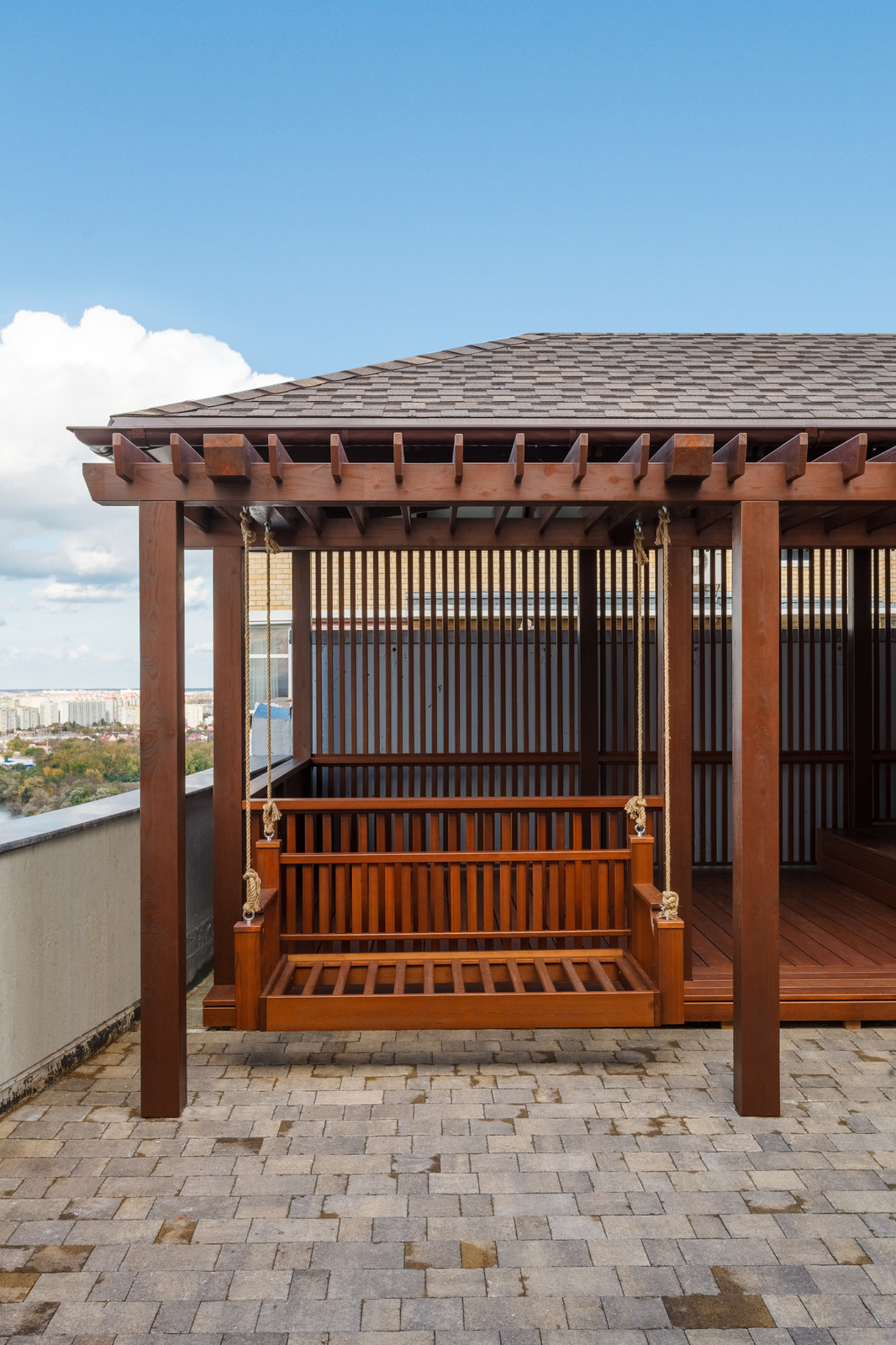 Качели на эксплуатируемой кровле из лиственницы