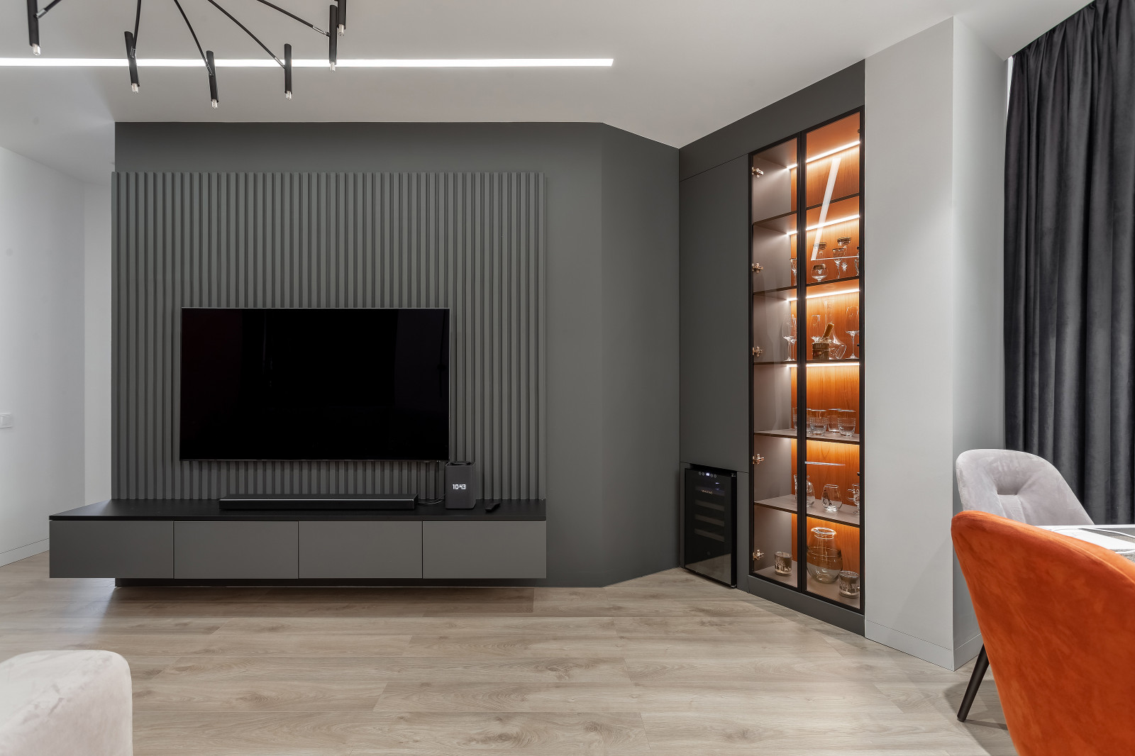 ТВ-тумба со встроенным кабель-каналом и выдвижными ящиками на tip-on