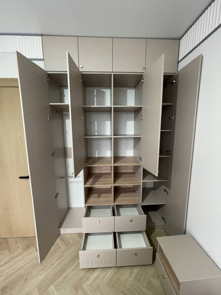 Распашные шкафы