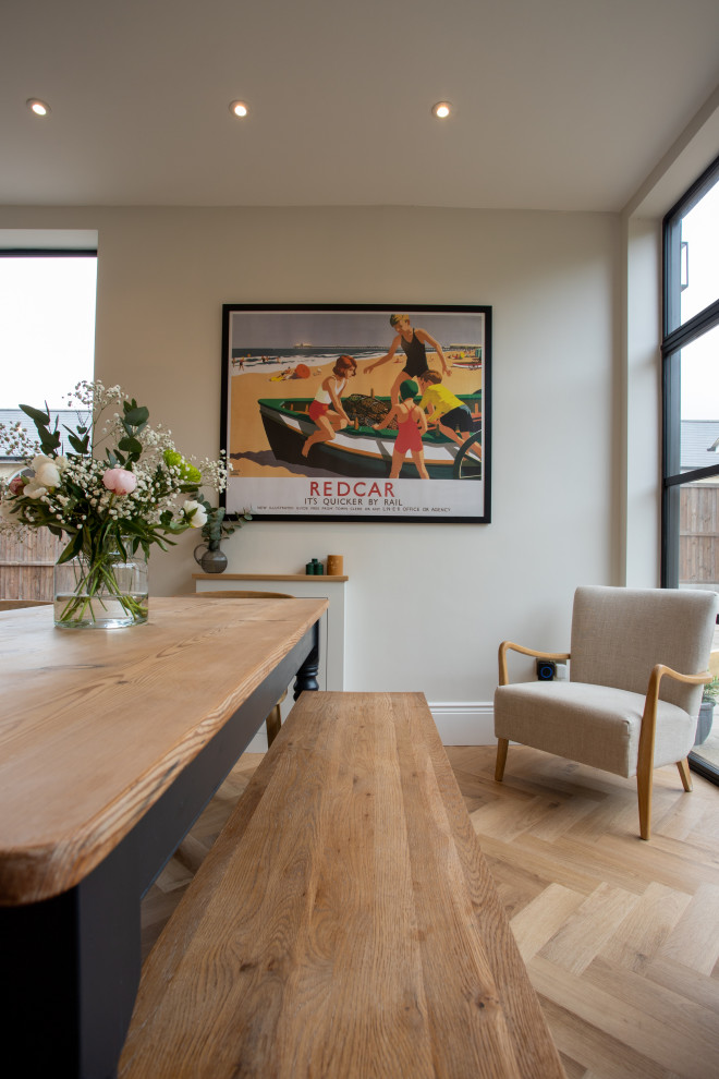 Idee per una sala da pranzo aperta verso la cucina classica di medie dimensioni con pavimento in legno massello medio e pavimento marrone