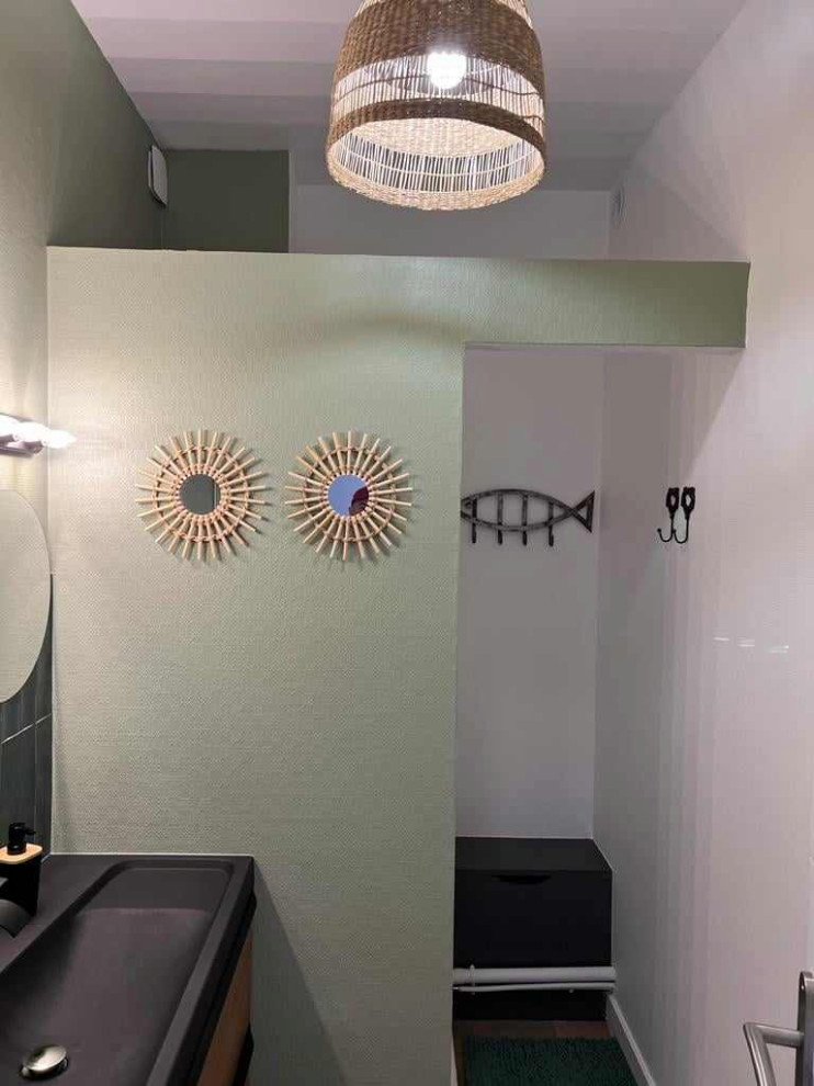 Idee per una piccola stanza da bagno con doccia mediterranea con piastrelle di cemento, pareti verdi e un lavabo