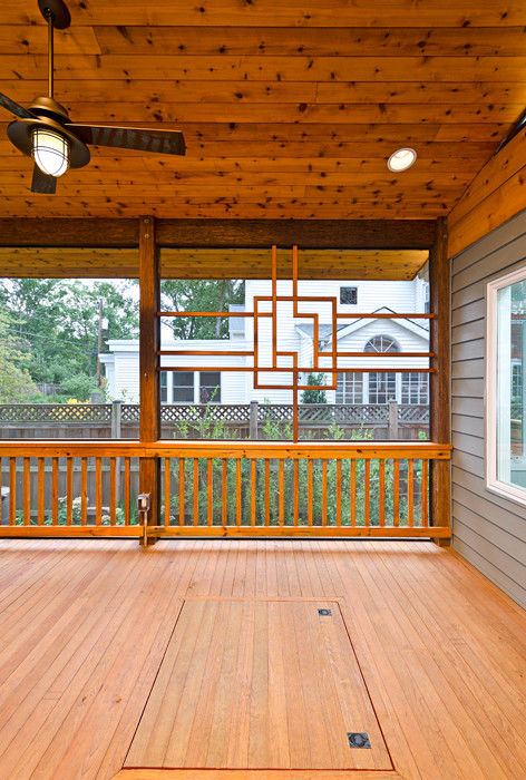 Exemple d'un porche d'entrée de maison asiatique de taille moyenne avec une moustiquaire, une terrasse en bois et une extension de toiture.