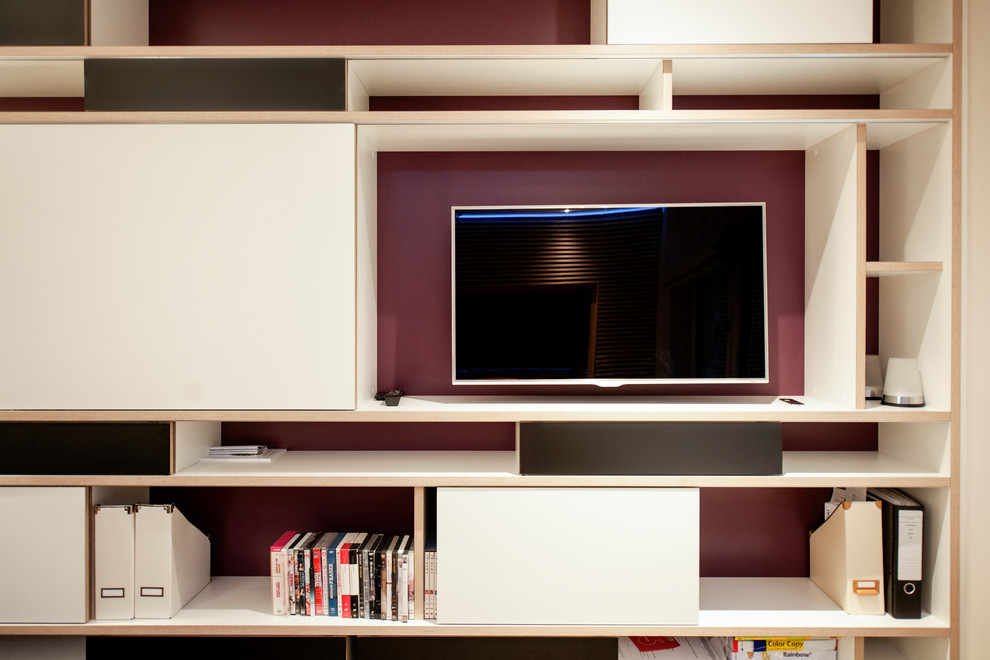 Mittelgroßes Modernes Untergeschoss mit weißer Wandfarbe, Keramikboden und grauem Boden in München