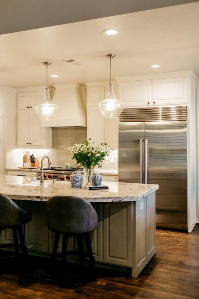 Kitchen - transitional kitchen idea in Dallas