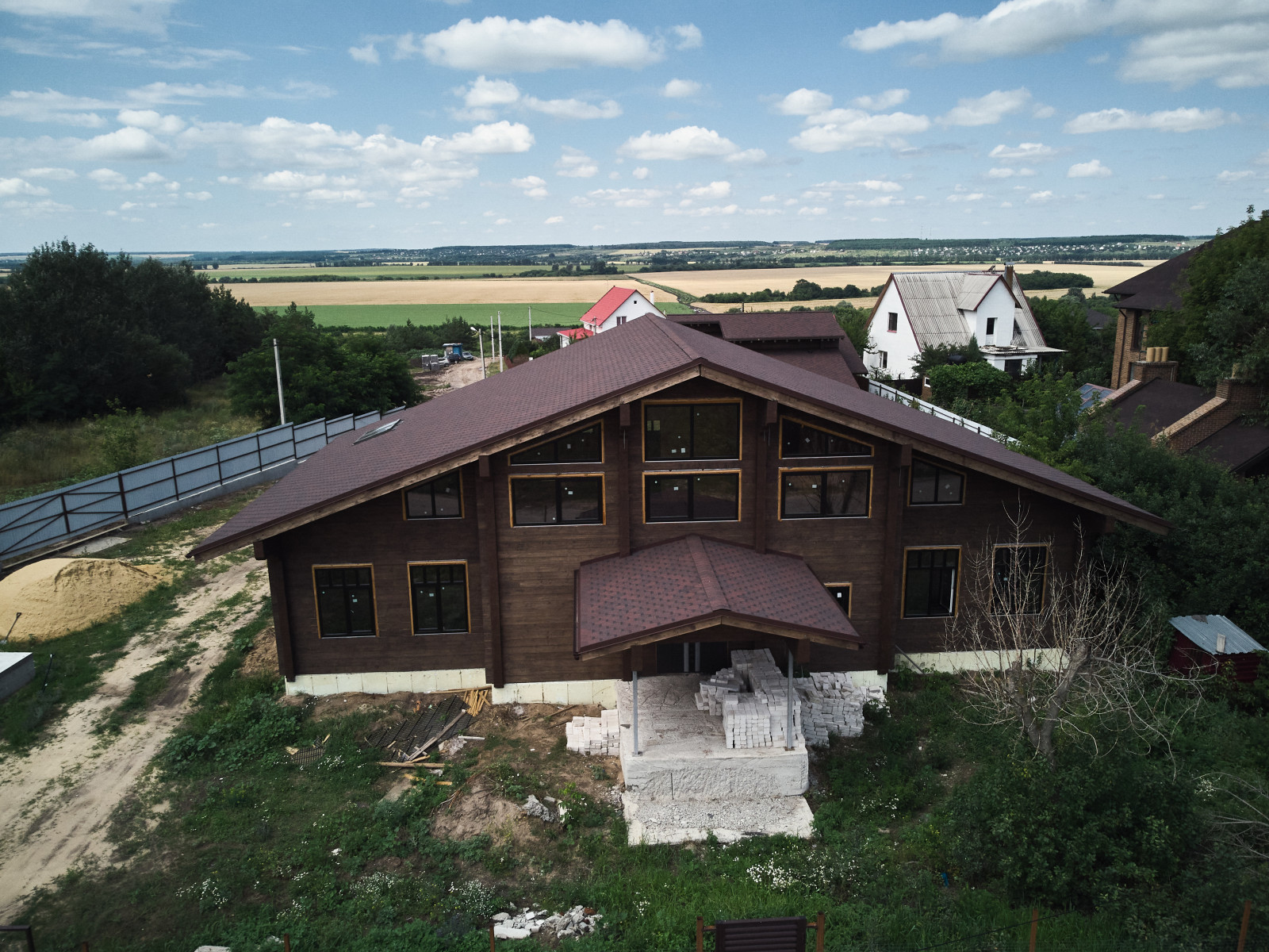 Кровля и мансардные окна: замер и расчёт, поставка и монтаж материалов.