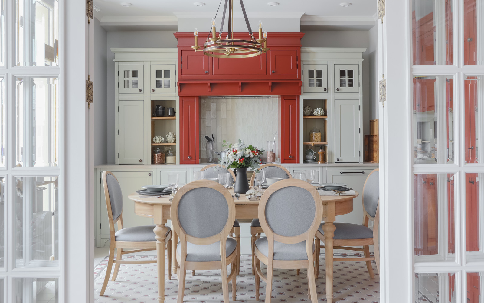 Классическая кухня в американском стиле с яркими акцентами