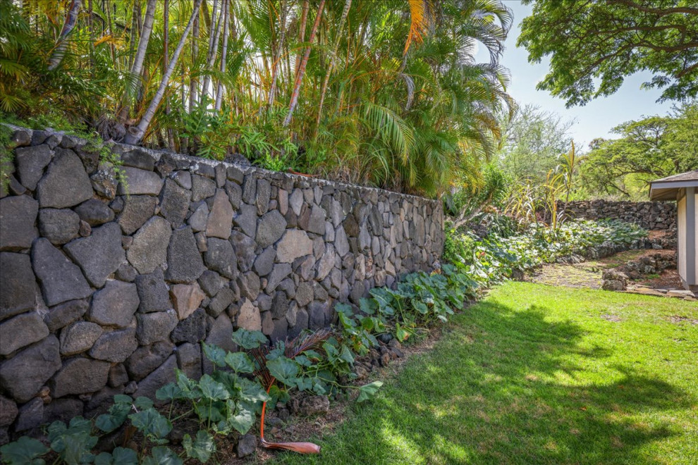 Photo of a beach style garden in Hawaii.