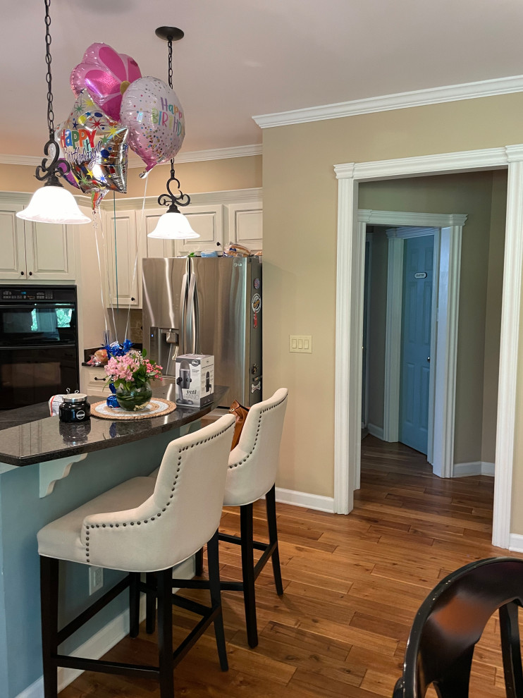 Transitional home design photo in Atlanta