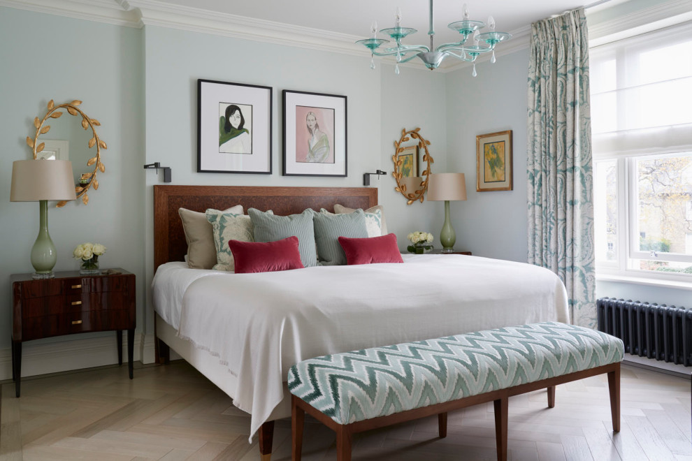 ロンドンにある広いトランジショナルスタイルのおしゃれな主寝室 (緑の壁、無垢フローリング、茶色い床) のレイアウト