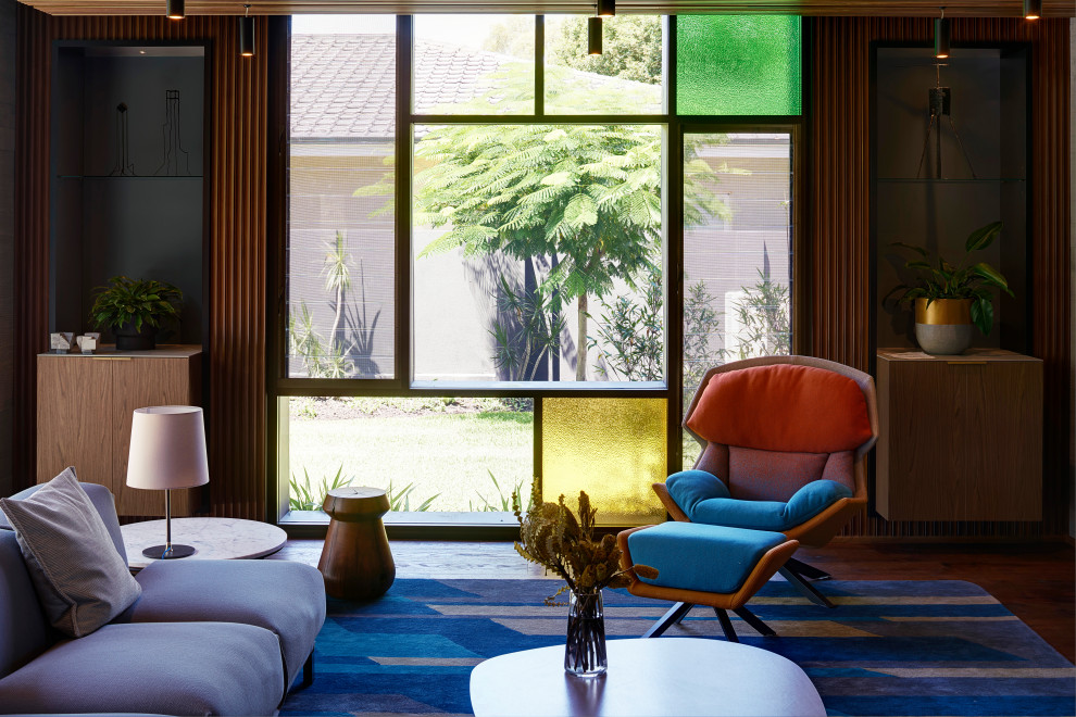 Inspiration pour une salle de séjour vintage de taille moyenne avec un mur gris, parquet foncé et un plafond en lambris de bois.
