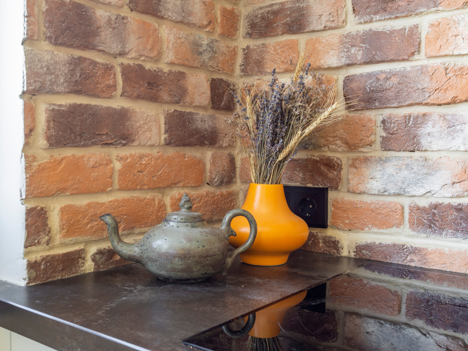 Кухня в стиле неоклассика без верхних модулей