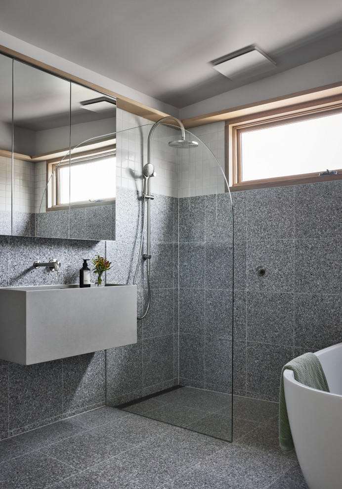 Idéer för att renovera ett mellanstort maritimt grå grått badrum, med vita väggar, ett fristående badkar, en öppen dusch, grå kakel, porslinskakel, klinkergolv i porslin, bänkskiva i kvartsit, grått golv och med dusch som är öppen