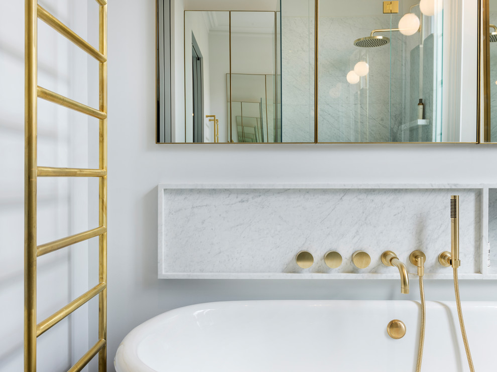 This is an example of a midcentury bathroom in London.