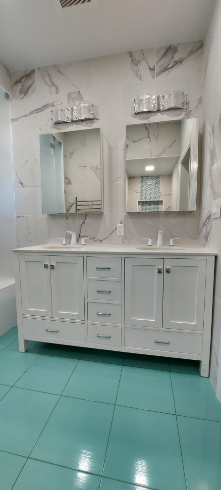 Exemple d'une salle de bain tendance de taille moyenne avec un placard à porte shaker, des portes de placard blanches, WC suspendus, un carrelage blanc, des carreaux de porcelaine, un mur blanc, un sol en carrelage de porcelaine, un lavabo encastré, un plan de toilette en quartz, un sol vert, une cabine de douche à porte battante, un plan de toilette blanc, un banc de douche, meuble double vasque, meuble-lavabo sur pied et différents designs de plafond.