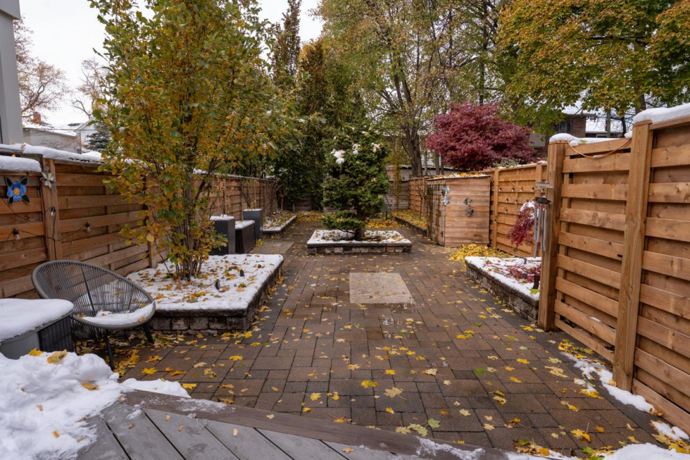 Example of a minimalist patio design in Toronto