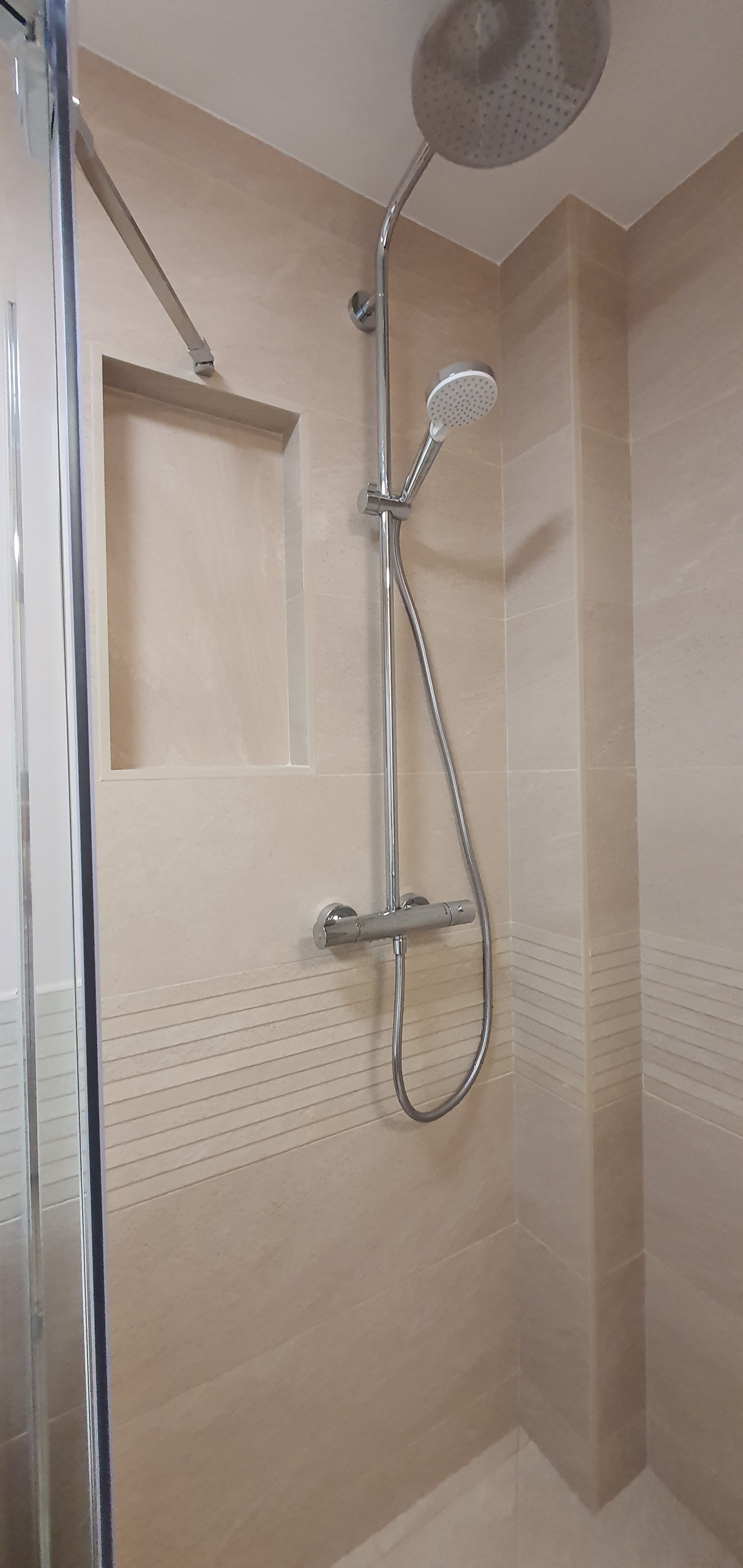 Salle de bain beige et rose, bois