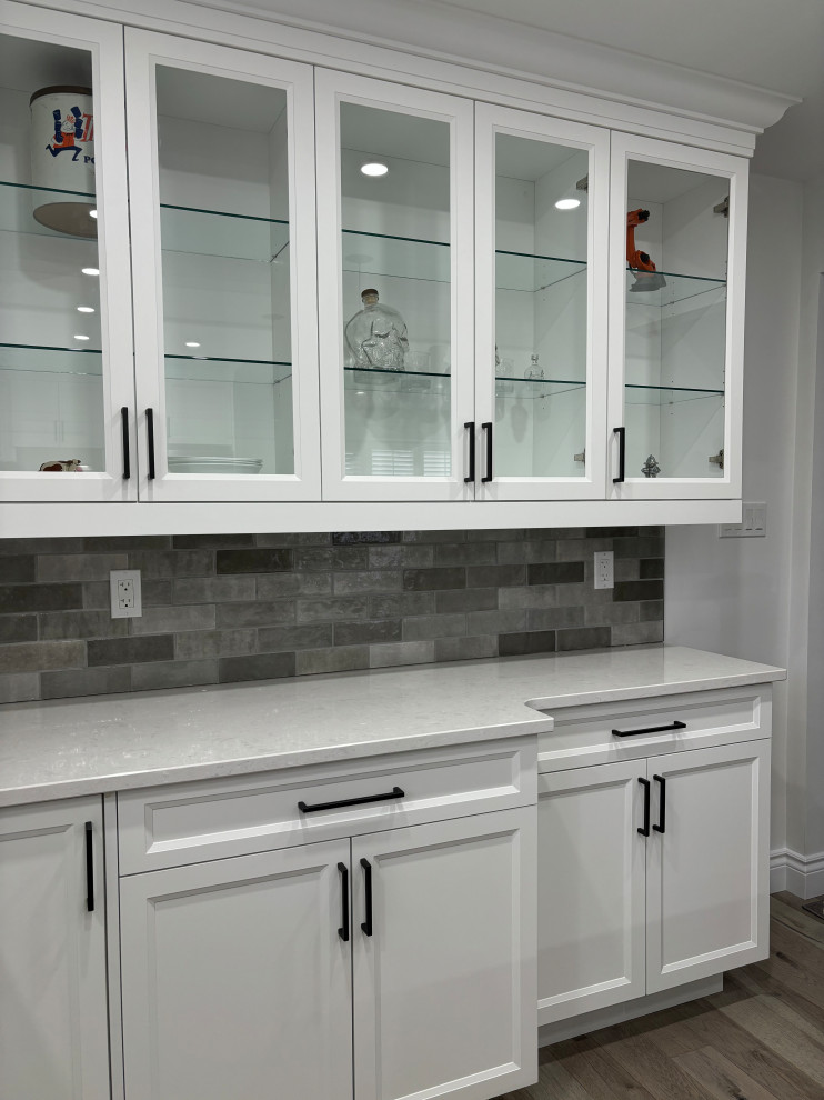 Transitional kitchen photo in Toronto