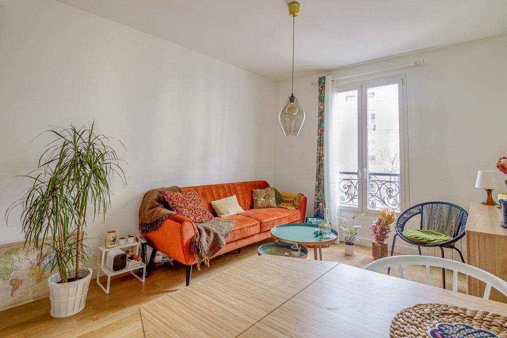 Stilmix Wohnzimmer mit beiger Wandfarbe und hellem Holzboden in Paris