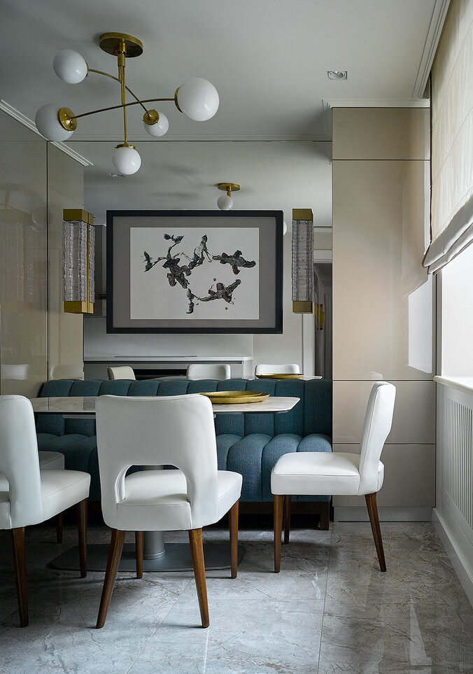 This is an example of a transitional dining room in Moscow.