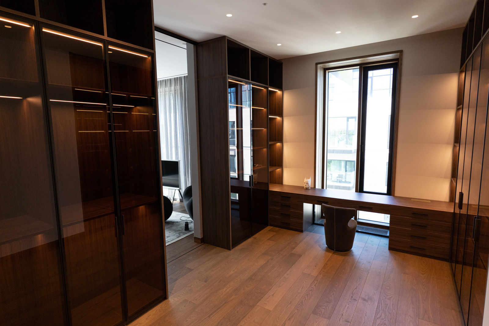 Гардеробная комната с распашными стеклянными RPE фасадами