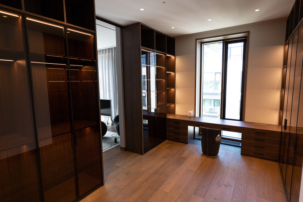 Гардеробная комната с распашными стеклянными RPE фасадами