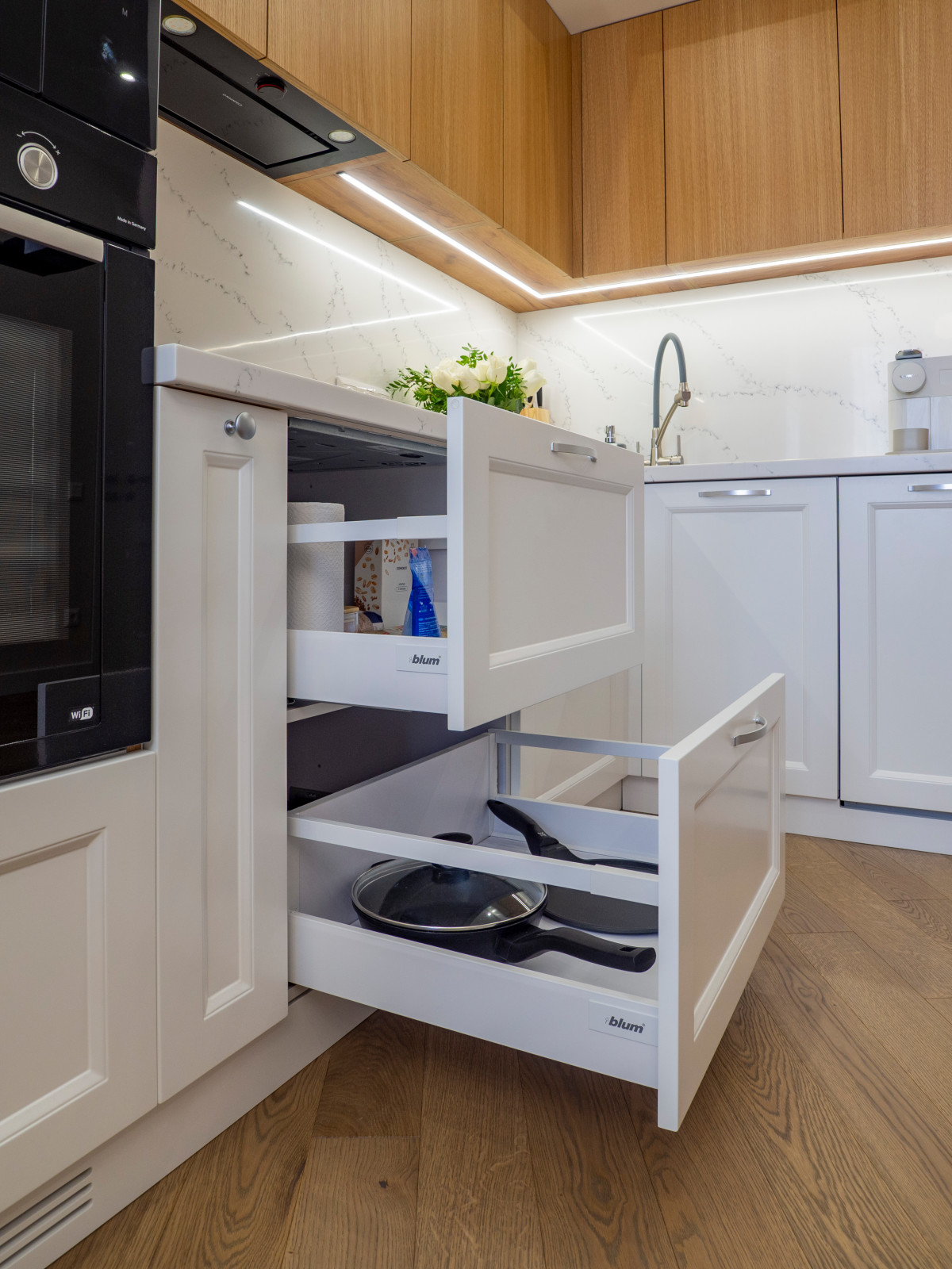 Уютная белая неоклассическая кухня с элементами под дерево