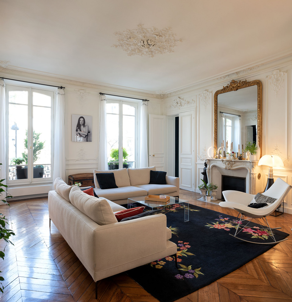 Foto di un soggiorno minimal chiuso con sala formale, pareti bianche, pavimento in legno massello medio, camino classico, pavimento marrone e pannellatura